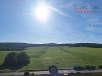Nájem bytu 2+kk s balkonem (14,50) a sklepem (2,57 m2) v Brně-Žebětíně na ul. Chvalovka, novostavba - výhled.jpg