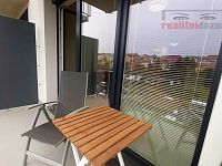 Nájem bytu 2kk + šatna, 56 m2 + balkon 6 m2, sklep 5 m2, kompletně zařízen, vč. park. stání - Balkon