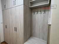 Nájem bytu 2kk + šatna, 56 m2 + balkon 6 m2, sklep 5 m2, kompletně zařízen, vč. park. stání - Chodba bytu