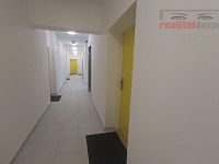 Nájem bytu 2kk + šatna, 56 m2 + balkon 6 m2, sklep 5 m2, kompletně zařízen, vč. park. stání - Chodba domu