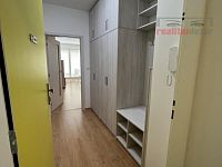 Nájem bytu 2kk + šatna, 56 m2 + balkon 6 m2, sklep 5 m2, kompletně zařízen, vč. park. stání - Chodba se skříněmi