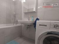 Nájem bytu 2kk + šatna, 56 m2 + balkon 6 m2, sklep 5 m2, kompletně zařízen, vč. park. stání - Koupelna vč. pračky