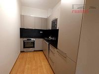 Nájem bytu 2kk + šatna, 56 m2 + balkon 6 m2, sklep 5 m2, kompletně zařízen, vč. park. stání - Kuchyně vč. spotřebičů