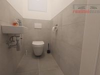Nájem bytu 2kk + šatna, 56 m2 + balkon 6 m2, sklep 5 m2, kompletně zařízen, vč. park. stání - Samostatné WC