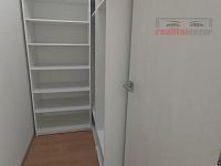 Nájem bytu 2kk + šatna, 56 m2 + balkon 6 m2, sklep 5 m2, kompletně zařízen, vč. park. stání - Šatna