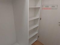 Nájem bytu 2kk + šatna, 56 m2 + balkon 6 m2, sklep 5 m2, kompletně zařízen, vč. park. stání - Šatna