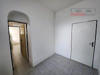 Nájem bytu  2+1, Brno - Husovice, cihla, 64 m2, ul. Nováčkova - pouze pro studenty, 3 osoby - Chodba u pokoje 2