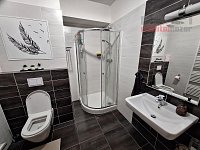 Pronájem bytu 1+kk s terasou, šatnou a sklepem Brno-Žebětín, ul. Sentická - 20260813_161812.jpg