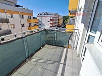Pronájem bytu 1+kk s terasou, šatnou a sklepem Brno-Žebětín, ul. Sentická - 20260813_162239.jpg