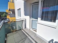 Pronájem bytu 1+kk s terasou, šatnou a sklepem Brno-Žebětín, ul. Sentická - 20260813_162246.jpg