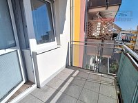 Pronájem bytu 1+kk s terasou, šatnou a sklepem Brno-Žebětín, ul. Sentická - 20260813_162257.jpg