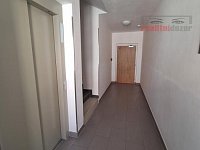 Pronájem bytu 1+kk s terasou, šatnou a sklepem Brno-Žebětín, ul. Sentická - 20260813_162418.jpg