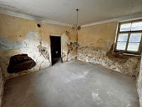 Dům k rekonstrukci s uzavřeným dvorem v obci Útěchovice - Fotka 12