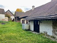 Dům k rekonstrukci s uzavřeným dvorem v obci Útěchovice - Fotka 13