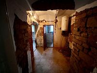 Dům k rekonstrukci s uzavřeným dvorem v obci Útěchovice - Fotka 15