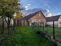 Dům k rekonstrukci s uzavřeným dvorem v obci Útěchovice - Fotka 16