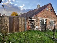 Dům k rekonstrukci s uzavřeným dvorem v obci Útěchovice