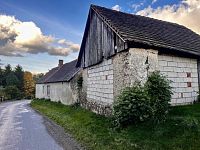 Dům k rekonstrukci s uzavřeným dvorem v obci Útěchovice - Fotka 3