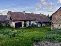Dům k rekonstrukci s uzavřeným dvorem v obci Útěchovice - Fotka 4