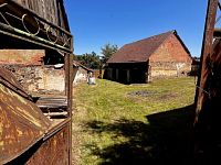 Dům k rekonstrukci s uzavřeným dvorem v obci Útěchovice - Fotka 7