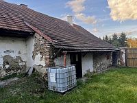Dům k rekonstrukci s uzavřeným dvorem v obci Útěchovice - Fotka 8