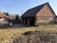 Dům s uzavřeným dvorem v obci Útěchovice u Hořepníka - Fotka 1