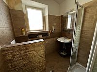 Dům s uzavřeným dvorem v obci Útěchovice u Hořepníka - Fotka 16