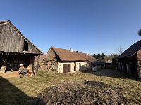 Dům s uzavřeným dvorem v obci Útěchovice u Hořepníka - Fotka 2