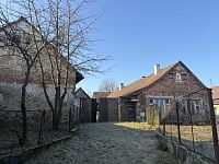 Dům s uzavřeným dvorem v obci Útěchovice u Hořepníka - Fotka 5