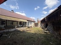 Nemovitost s uzavřeným dvorem v obci Metánov - Fotka 23