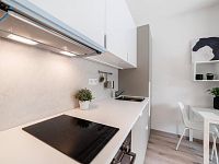 Ihned k nastěhování. Investiční 2+kk u Prahy 6. - Tuchomněřice Vzorový byt Kuchyň.jpg