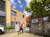 Moderní rodinný dům se zahradou v klidné lokalitě Prahy 10. - Signature Kolovraty - developer GARTAL - základní škola (2).jpg