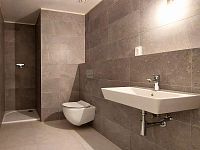 K nastěhování - Rodinný byt 4+kk s prostornou terasou v novostavbě Zelené kaskády. - Novostavba Zelené kaskády Praha 9 Developer GARTAL Koupelna a WC.jpg