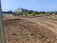 Rodinný dům se zahradou v klidné lokalitě Prahy 10. Novostavba. - Signature Kolovraty Rodinné domy na klíč Developer GARTAL. Budoucí ulice.jpeg