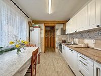 Prostorný rodinný dům 7+1 se zahradou ve Stěžerách - IMG_7834.jpeg