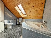 Prostorný rodinný dům 7+1 se zahradou ve Stěžerách - IMG_7836.jpeg