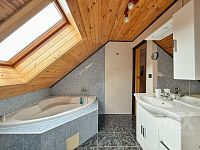 Prostorný rodinný dům 7+1 se zahradou ve Stěžerách - IMG_7837.jpeg