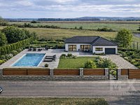 Prodej stavebního pozemku v obci České Meziříčí - vizualizace_bungalov_dron_Sreality.jpeg