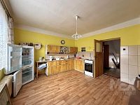 Prodej rodinného domu v klidné ulici v obci Holohlavy - IMG_9940.jpeg