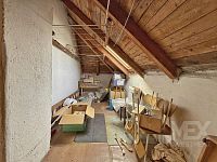 Prodej rodinného domu v klidné ulici v obci Holohlavy - IMG_9953.jpeg