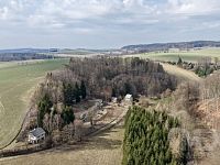 Prodej ubytovacího zařízení v obci Chroustov - Úhlejov - dji_fly_20260310_132528_0749_1773146300544_photo.jpeg