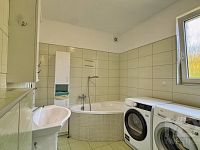 Moderní rodinný dům s bazénem a zimní zahradou v žádané části Náchoda - IMG_0508.jpeg