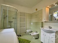 Moderní rodinný dům s bazénem a zimní zahradou v žádané části Náchoda - IMG_0510.jpeg