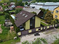 Moderní rodinný dům s bazénem a zimní zahradou v žádané části Náchoda