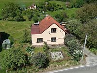 Rodinný dům s rozlehlým pozemkem 3 016 m² na klidném místě v Horním Kostelci