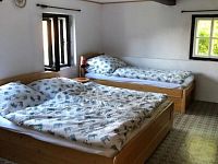 Prodej dům rodinný chalupa 80m² pozemky 6878m² Šumava Braníčkov Velhartice okr. Klatovy - ložnice.jpg