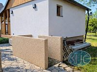 Prodej zděné rekreační chaty, Planá - Strkov - Slunečný den u jednopatrového domu (1).jpg