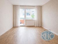 Prodej bytu 4+1 s lodžií, Tábor - S.N.L. - Prázdný obývací pokoj s balkonem - ilustr. foto.jpg