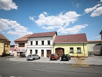 Dva domy na náměstí s obrovským investičním potenciálem - 1 prodej domu naměstí.jpg