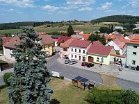 Dva domy na náměstí s obrovským investičním potenciálem - 27 Krásná Hor.JPG